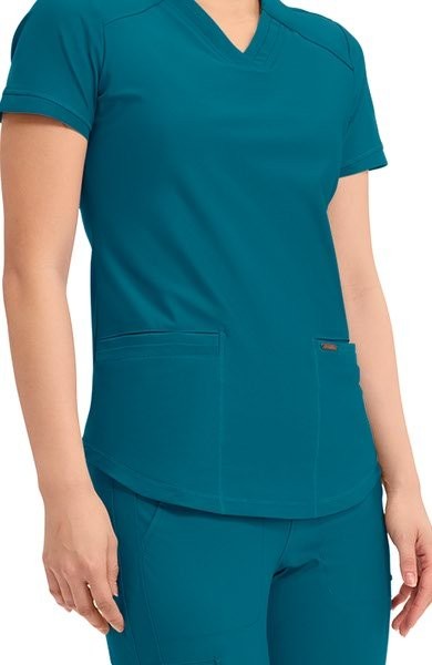 CHEROKEE FORM V-NECK TOP
