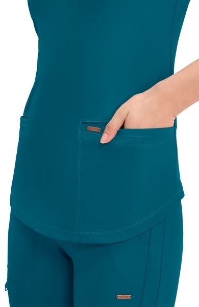 CHEROKEE FORM V-NECK TOP